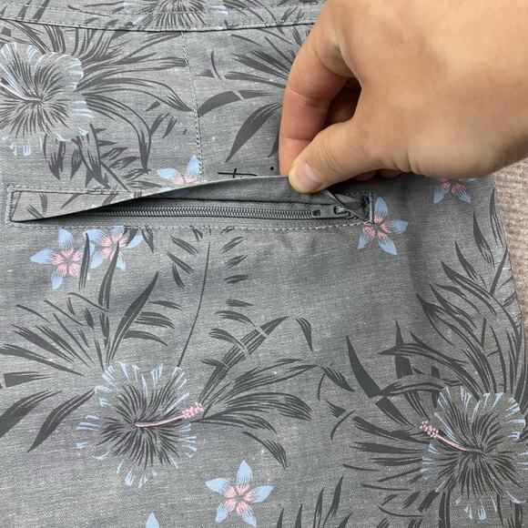 Travis Mathew Boardshorts Gray Floral Print Shorts Men’s Size Large - Picture 9 of 14
